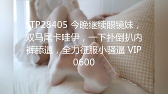 小白-有点像混血嗲嗲萌妹，全身粉嫩尖尖奶头美乳，小逼无毛非常粉，跪着翘起美臀，振动棒磨蹭出水，边插边震双管齐下