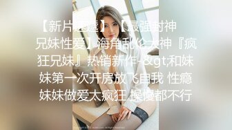 大神偷拍 超短蕾丝偶像服的美女和男友一起逛街整个裙子还没有她的腿长微透白内裤夹出屁股缝