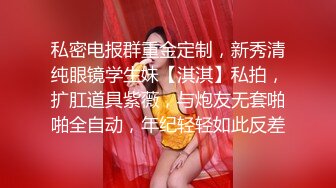 偷拍脚踩恨天高的美女小黑B