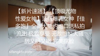 和熟妇骚老婆在浴室洗澡情不自禁啪啪上她，黑丝无套